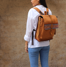 Cargar imagen en el visor de la galería, Bolso Mochila Atiy mediano
